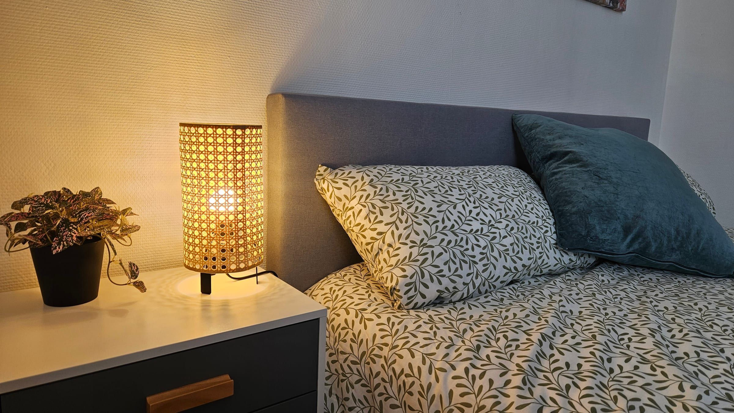 Lampe de chevet allumée dans une chambre préparée