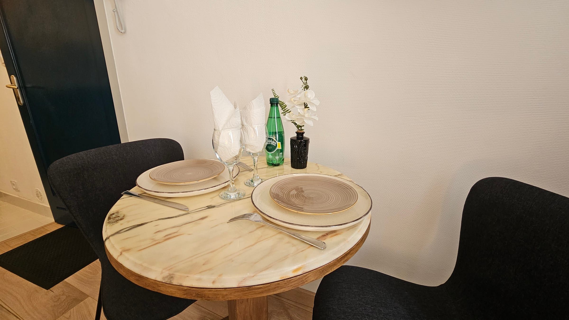 Table dressée avec vaisselle et serviettes pliées
