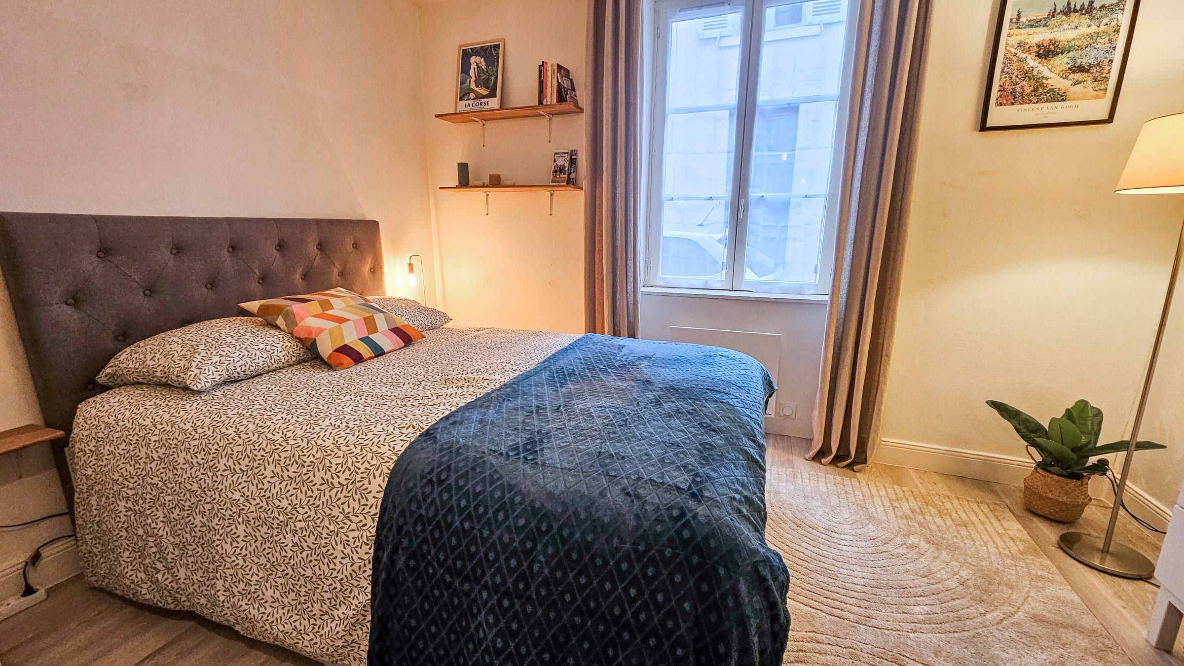 Chambre de La Parenthèse après travaux, tête de lit capitonnée et étagères