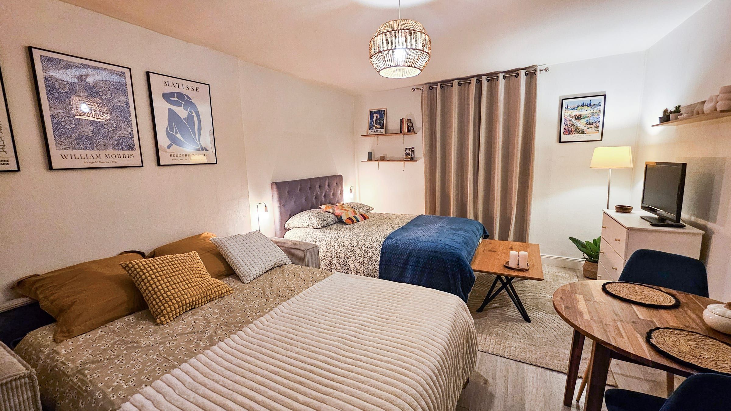 Séjour meublé avec canapé, table basse et lit fait