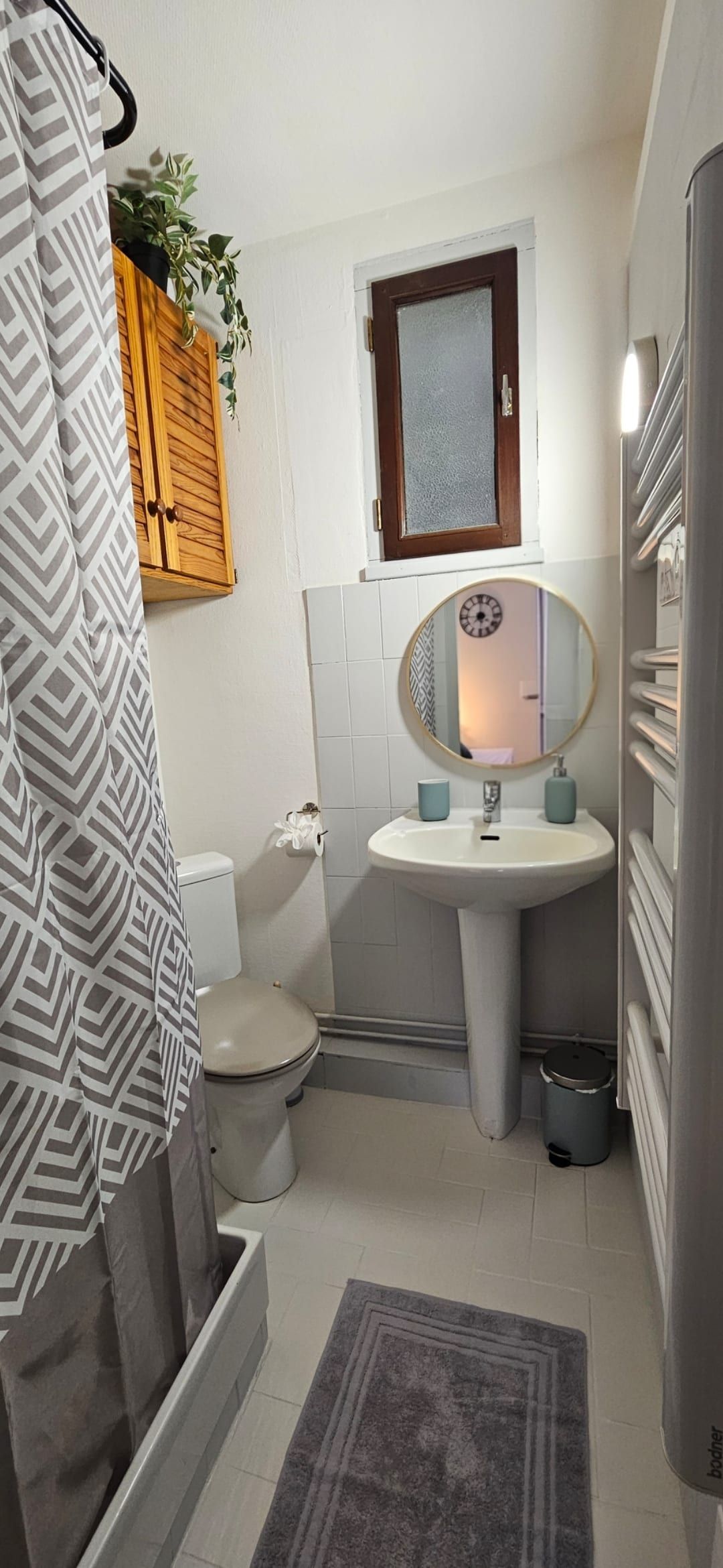 Salle de bain du Remède après travaux, vasque suspendue et sèche-serviettes